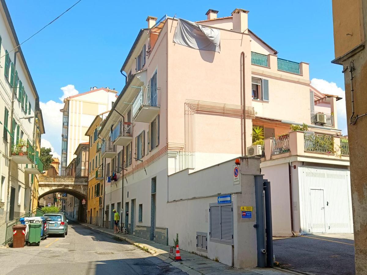 A Casa Di Pizz - Bilocale Con Parcheggio Privato Apartment Savona Bagian luar foto