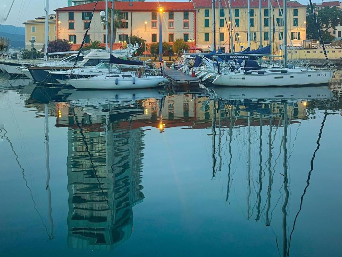 A Casa Di Pizz - Bilocale Con Parcheggio Privato Apartment Savona Bagian luar foto